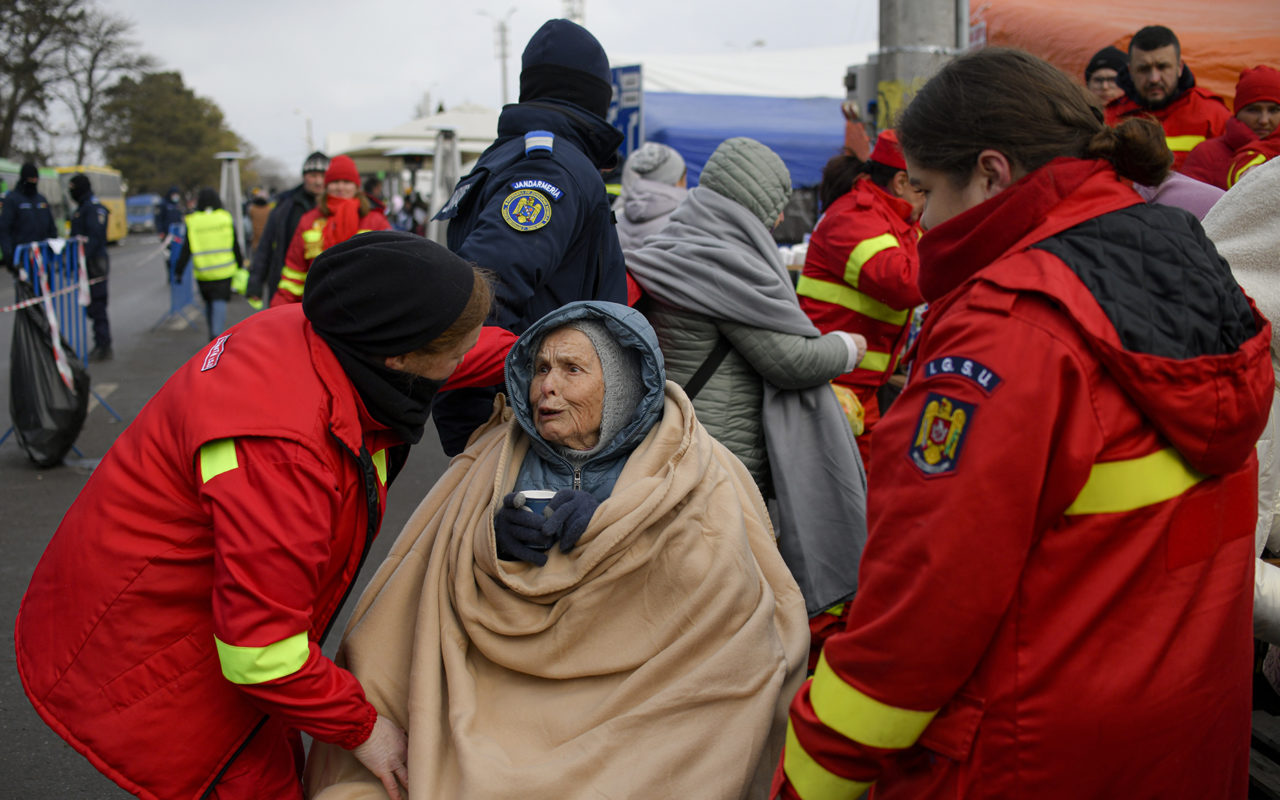 Refugees fleeing Ukraine grab documents, pets, some photos